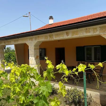 Runaway Cottage Unesic Exterior photo